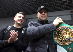 Bokseris Mairis Briedis un viņa pārstāvis Raimonds Zeps ar izcīnīto Pasaules Boksa padomes (WBC) čempiona titulu pirmā smagā svara kategorijā, ierodas lidostā "Rīga".