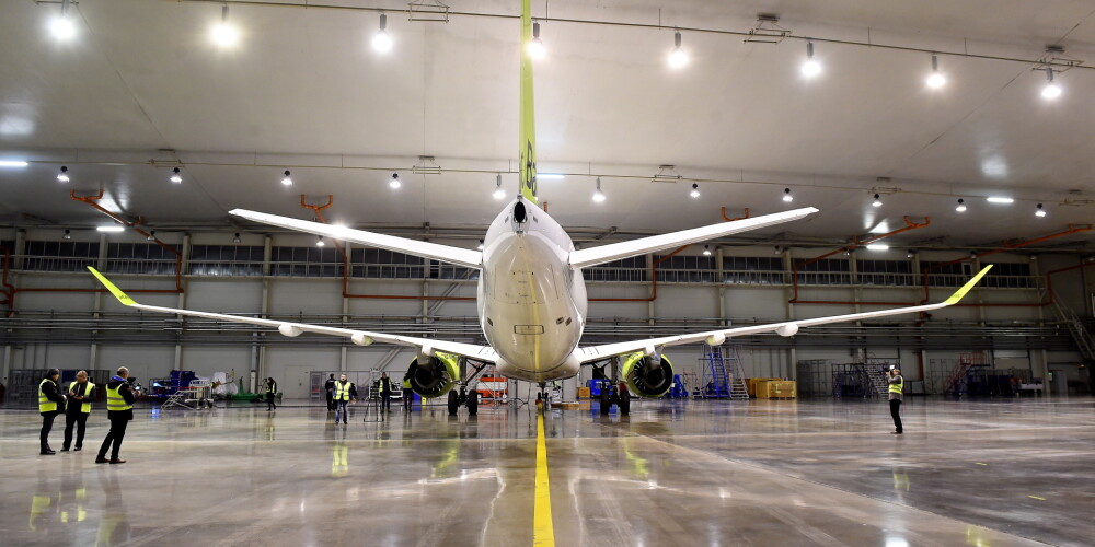 "airBaltic" saņēmusi trešo jauno CS300 lidmašīnu