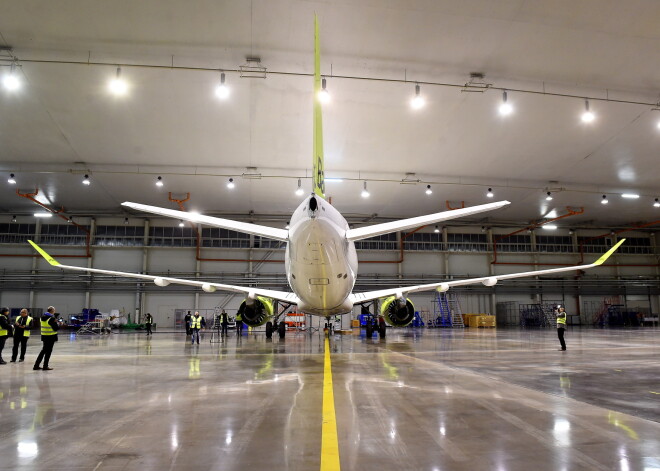 "airBaltic" saņēmusi trešo jauno CS300 lidmašīnu