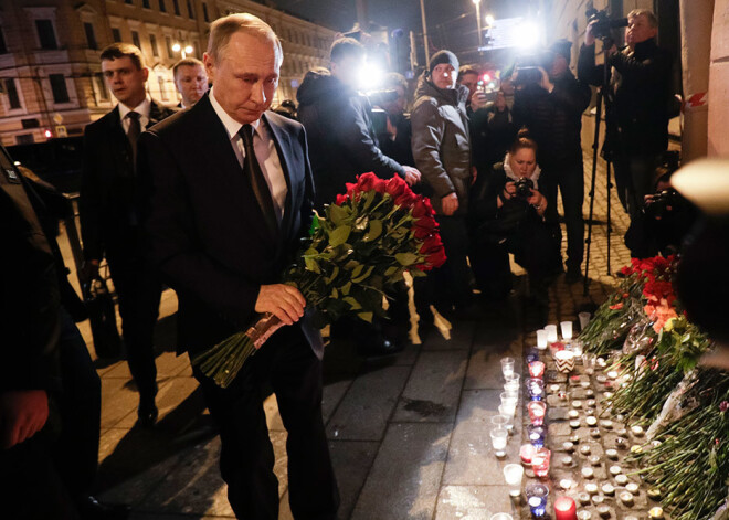 Putins netālu no Sanktpēterburgas metro terorakta vietas noliek ziedus