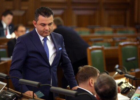 Diskutē par, piemēram, deputāta Abu Meri komandējumu.