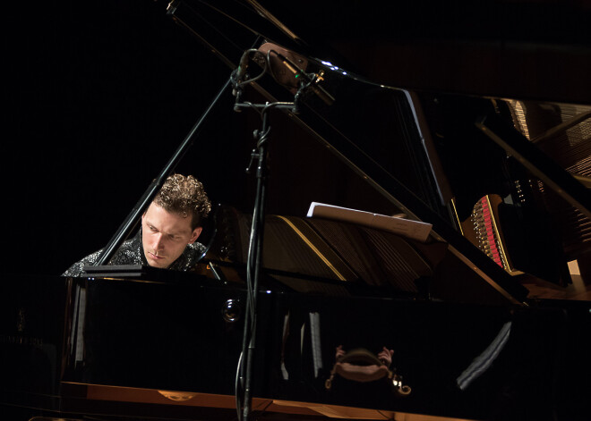 Svētdien, 2. aprīlī, koncertzālē “Cēsis” uzstājās trīs spoži latviešu mūziķi, Lielās mūzikas balvas laureāti – vijolniece Eva Bindere, čelliste Kristīne Blaumane un pianists Reinis Zariņš. Kopā muzicējot kā “Trio Palladio”, viņi atskaņoja klasisku klaviertrio programmu ar laikmetīgu, tomēr vienlaikus iederīgi romantisku ielaidumu.