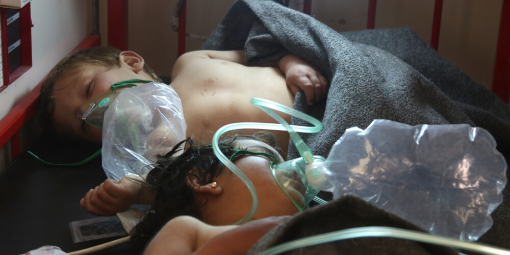 Sīrijā uzbrukumā ar "indīgu gāzi" nogalināti 58 cilvēki, tostarp 11 bērni