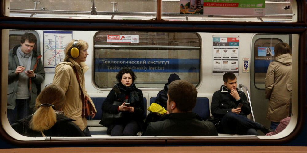 Metro vagoni šodien ir netipiski tukšāki.