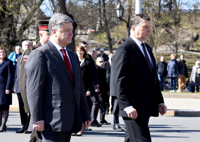 Ukrainas prezidents Petro Porošenko (no kreisās) un Latvijas prezidents Raimonds Vējonis oficiālās vizītes laikā dodas nolikt ziedus pie Brīvības pieminekļa.