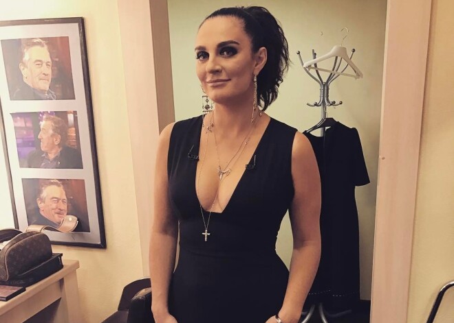 Елена Ваенга пришла на шоу «Вечерний Ургант» в платье с очень глубоким декольте