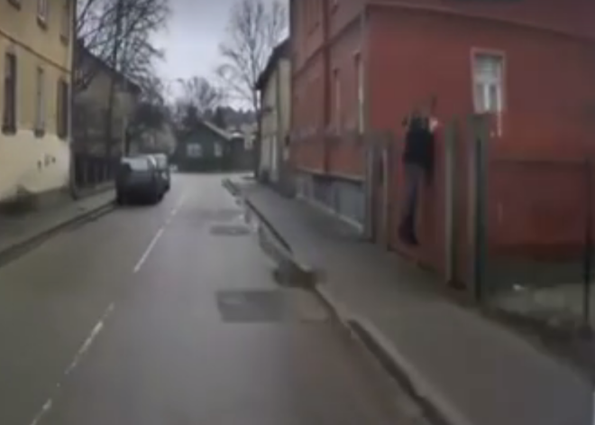 Pensionāres un citu kaimiņu sadarbība ar policiju Āgenskalnā palīdz noķert bēgošu zagli. VIDEO