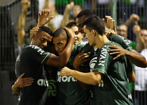 "Chapecoense" futbolisti atzīmē vārtu guvumu.