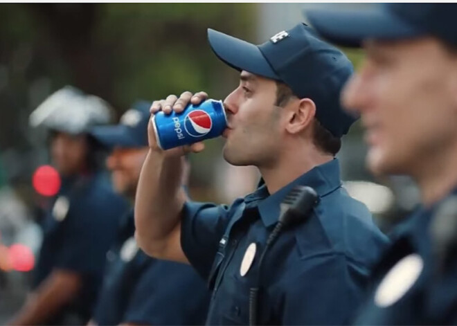 Atsauc par protestu banalizēšanu pelto "Pepsi" reklāmu