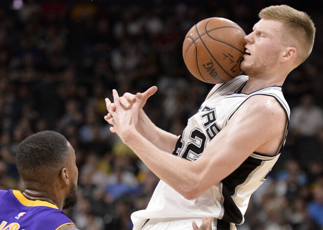 Bertāns ar 14 punktiem neglābj "Spurs" no zaudējuma "Lakers"