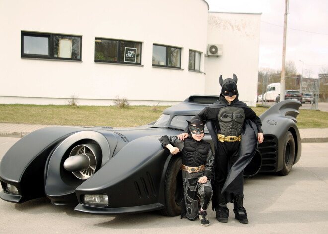 Pie Ķīpsalas izstāžu halles piestājis 1989. gada supervaroņu filmā "Batman" redzamā spēkrata "Batmobile" paraugs, kuru apmeklētāji varēs apskatīt autotūninga šovā "Auto Exotica 2017".