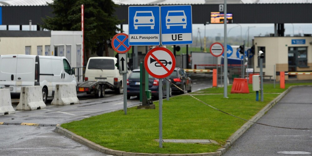 No piektdienas arī Eiropas Savienības pilsoņiem jārēķinās ar rūpīgām pārbaudēm uz Šengenas zonas robežām