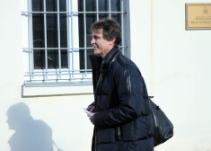 Kukuļņemšanā aizdomās turētais Uģis Magonis pamet Rīgas Centrālcietumu, pēc tiesas lēmuma - atbrīvot viņu pret 400 000 eiro drošības naudu.