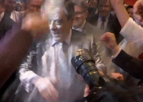 Francijas prezidenta amata kandidātam Fijonam ieber sejā miltus. VIDEO