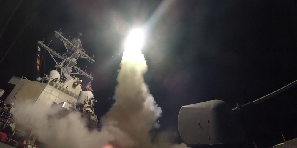 Ar 59 raķetēm ASV uzbrūk aviobāzei Sīrijā