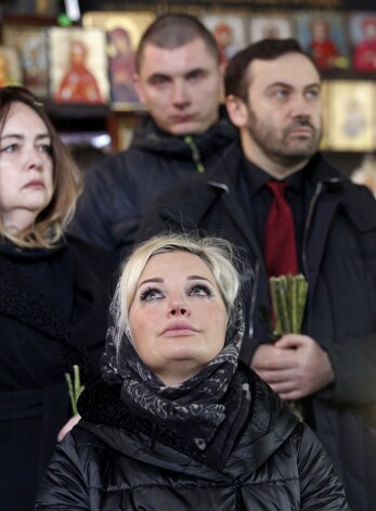 На церемонии отпевания Максакова сначала держалась спокойно, но под конец со слезами встала на колени у гроба мужа