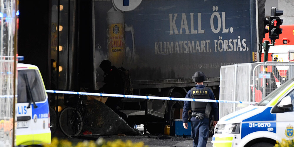 Stokholmā pūlī ietriecies furgons: četri mirušie un 12 cilvēki ievainoti