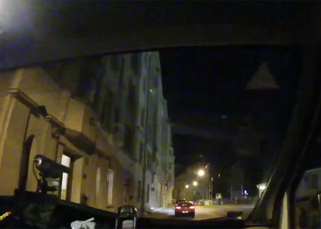 Interesants video ar piektdienas nakti Rīgā no policista skatpunkta