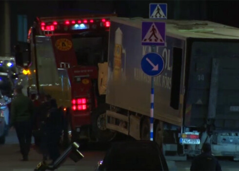 Policija no Stokholmas centra aizvāc teroraktā izmantoto kravas auto