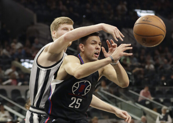 Bertānam pieticīgs spēles laiks "Spurs" zaudējumā pret "Clippers"