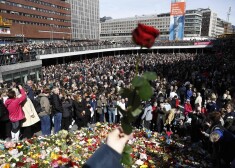 Ziedi un apskāvieni Stokholmā: tūkstoši iziet ielās, lai pierādītu, ka nebaidās