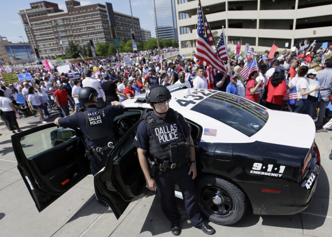 Amerikāņi iziet ielās pret Trampa politiku: Dallasā aizstāv imigrantus