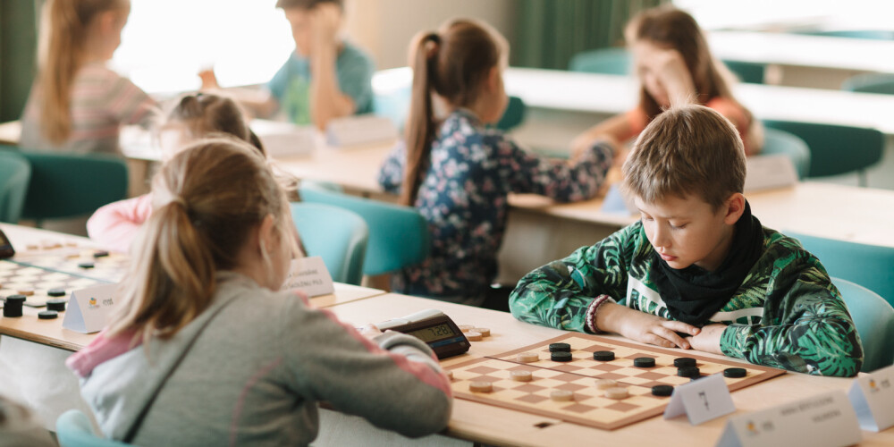 Центр интеллектуального развития "Domātprieks" провёл увлекательный турнир по шашкам в Новой Тейке.