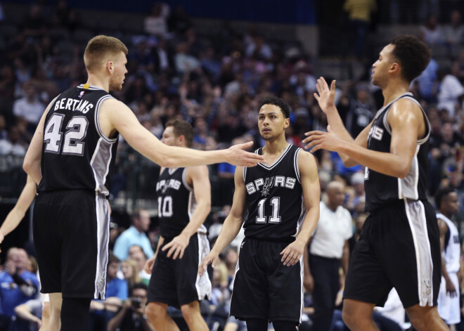 Bertānam un "Spurs" pēdējo sekunžu zaudējums  sezonas priekšpēdējā mačā