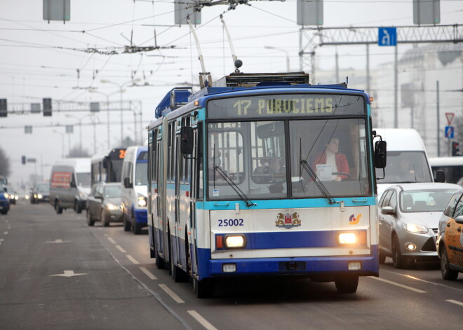 Lieldienās būs izmaiņas sabiedriskā transporta, autostāvvietu un klientu apkalpošanas centru darbībā