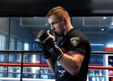 Latvijas bokseris Mairis Briedis atklātā treniņa laikā pirms došanās uz cīņu Dortmundē.