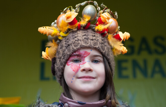 Mežaparkā lustīga Lieldienu svinēšana, Raibie Pavasara svētki. Rīga. Latvija. 05.04.2015