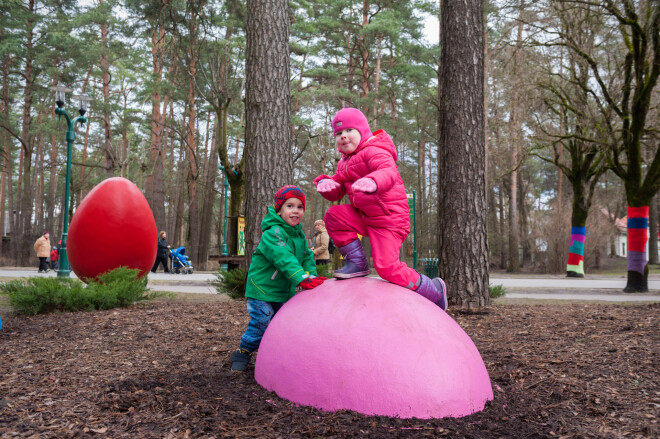 Mežaparkā lustīga Lieldienu svinēšana, Raibie Pavasara svētki. Rīga. Latvija. 05.04.2015