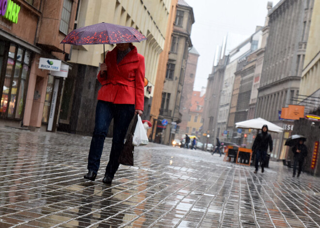 Šodien bez lietussarga neiztikt, gaidāms ilgstošs lietus