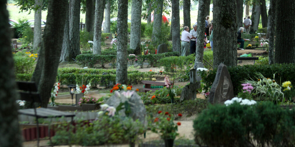 Zemes rente arī mirušajiem: daudziem Latvijā jāmaksā "kapu nodoklis"