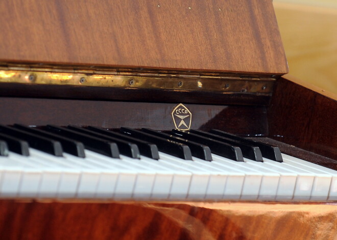 Igaunijā jūk un dzīvības apdraud pianīns "Rīga". Latvijā jau bijusi traģēdija