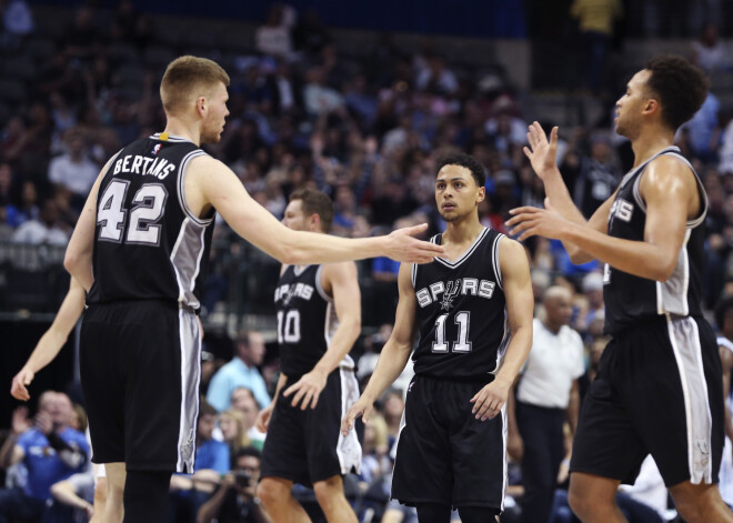 Bertāna veiksmīgais sniegums nepalīdz "Spurs" sezonu noslēgt ar uzvaru; "Knicks" pēdējo spēli uzvar bez Porziņģa