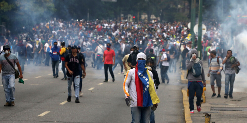 Venecuēlā prezidentu apmētā ar olām un akmeņiem