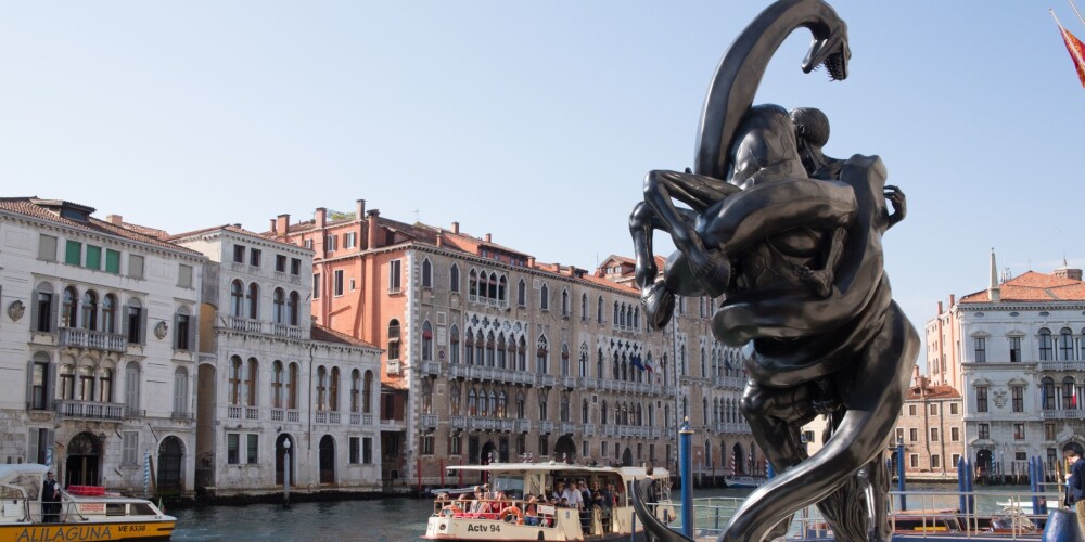 Slavenais Demjens Hērsts atgriežas ar neparastu izstādi Venēcijā