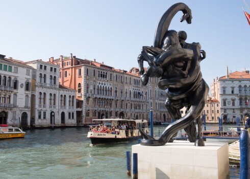 Slavenais Demjens Hērsts atgriežas ar neparastu izstādi Venēcijā