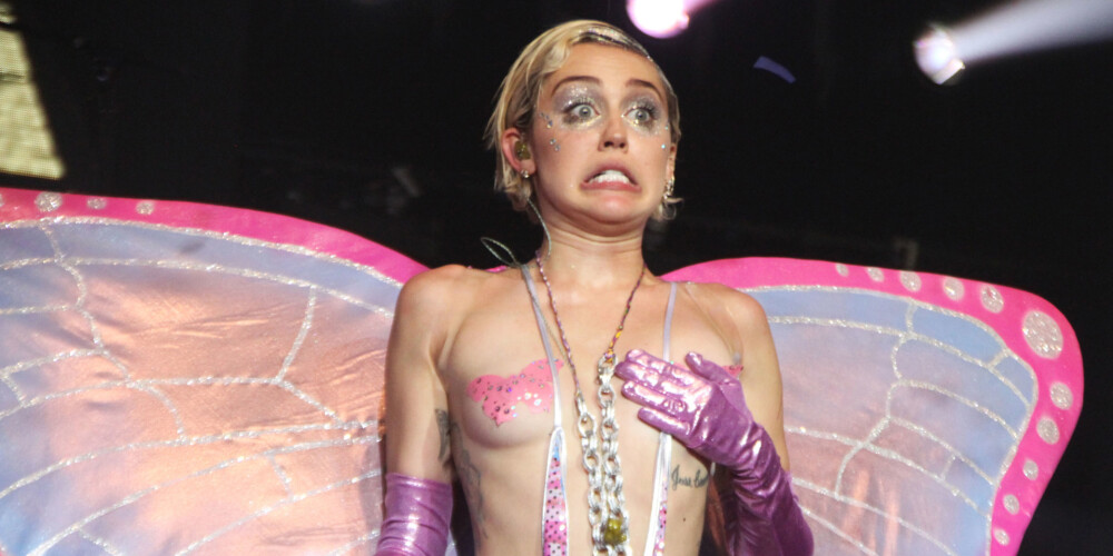 Mailija Sairusa nav no kautrīgajām un tikpat kā visu jau pati ir parādījusi. Tomēr kādam hakerim izdevies nozagt un tālāk izplatīt vēl pikantāka rakstura attēlus nekā mūziķe pati gatava atrādīt.