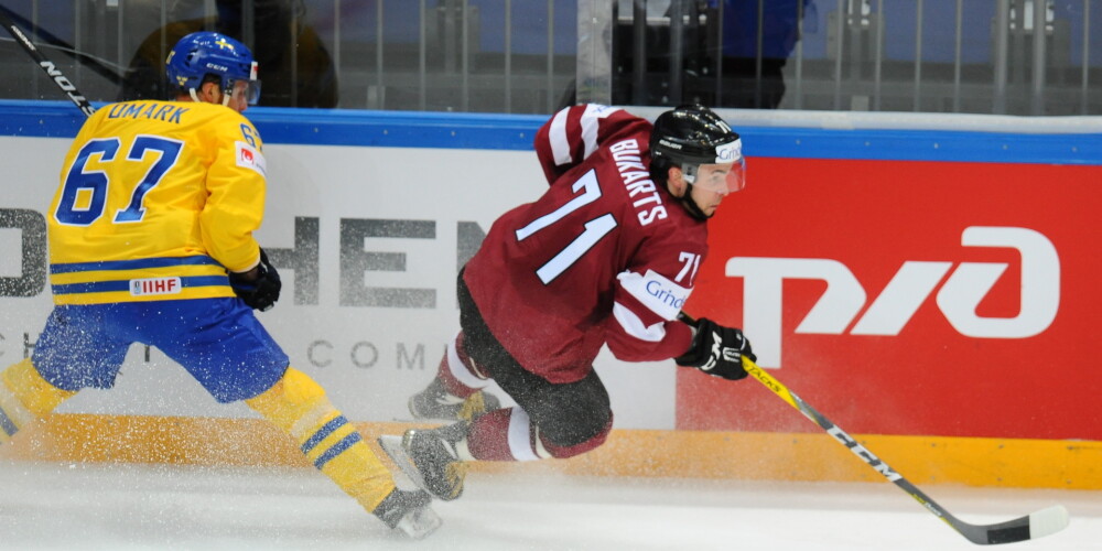 Rihards Bukarts debitē ar vārtiem, bet Latvijas hokejisti pārbaudes spēlē zaudē Zviedrijai