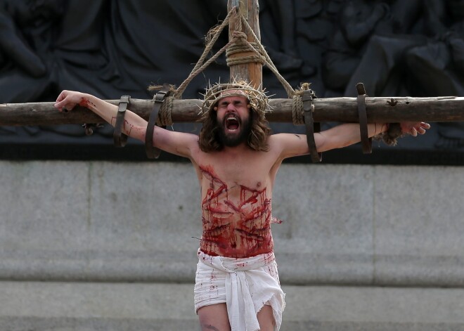 Jeruzalemes vecpilsētas ielas piepildījuši tūkstošiem kristiešu svētceļnieku, sākoties Lielās piektdienas procesijai, kurā tiek pieminētas Jēzus Kristus ciešanas pie krusta.