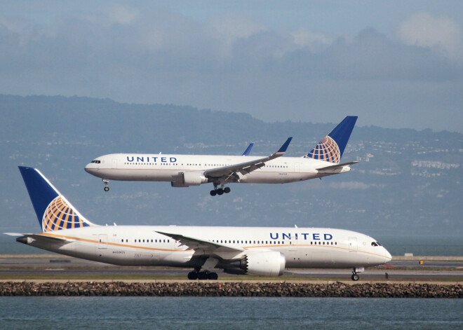 Jaunas nedienas "United Airlines" lidmašīnā - biznesa klases pasažieri sadzeļ skorpions