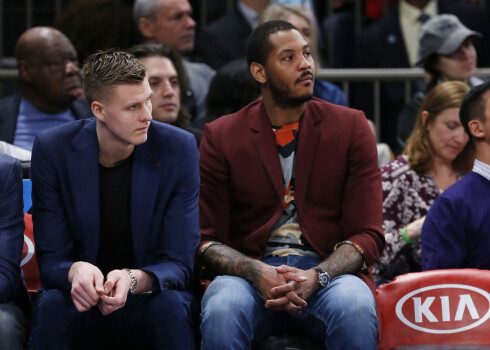 Ņujorkas "Knicks" spēlētāji Kristaps Porziņģis (6) un Karmelo Entonijs (7) vēro spēli pret Toronto "Raptors".