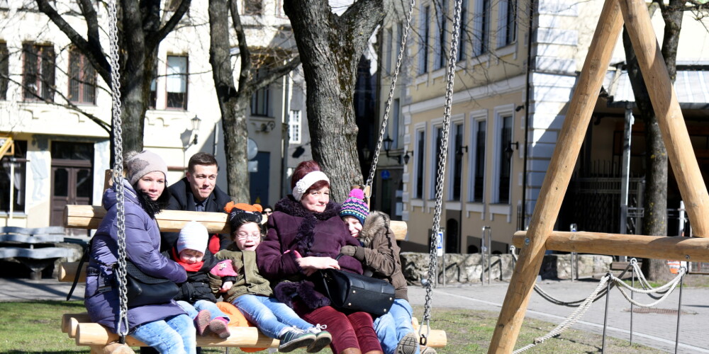Cilvēki šūpojas "Jautrajās Lieldienu šūpolēs" Līvu laukumā.