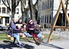 Cilvēki šūpojas "Jautrajās Lieldienu šūpolēs" Līvu laukumā.