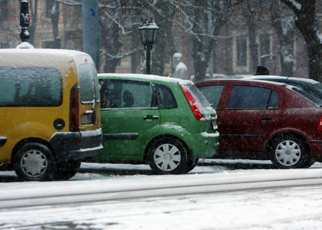 Sniegs uz autoceļiem rada problēmas tikai Rīgā un tās apkārtnē