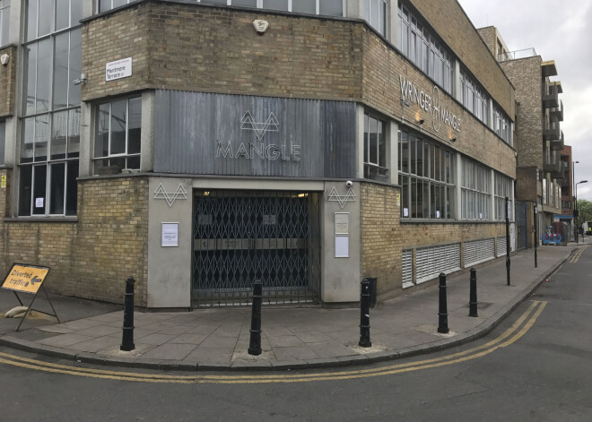 Londonas naktsklubā apmeklētāju pulī iemet kodīgu vielu; vairāki cietušie