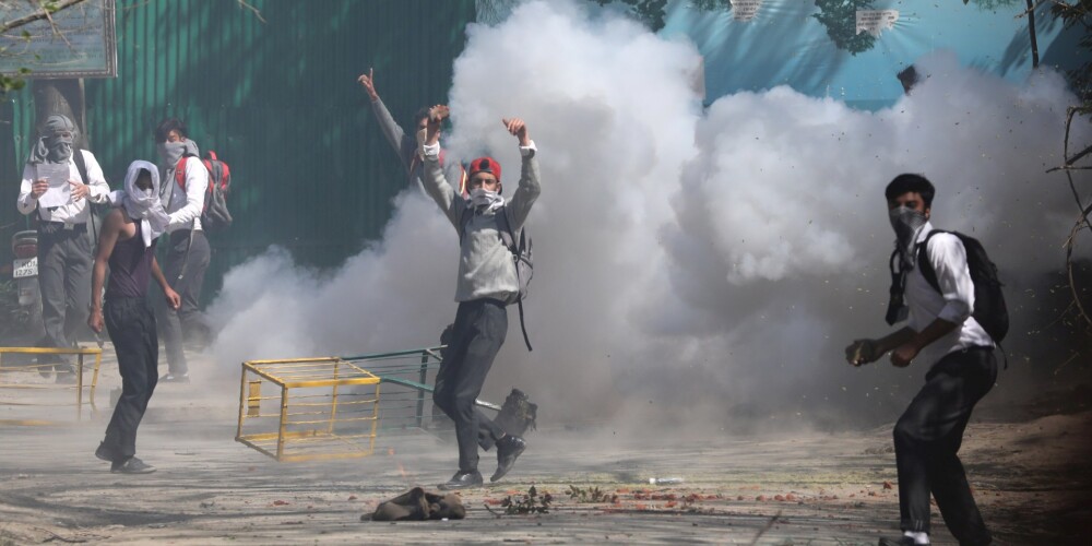 Studentu protesti Indijas Kašmirā pāraug sadursmēs ar valdības spēkiem