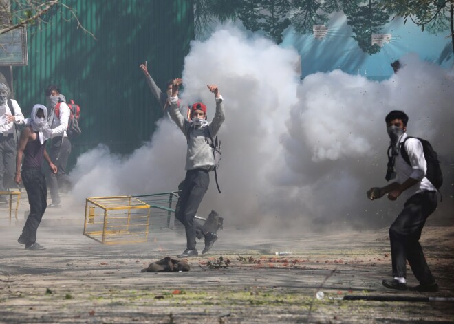 Studentu protesti Indijas Kašmirā pāraug sadursmēs ar valdības spēkiem